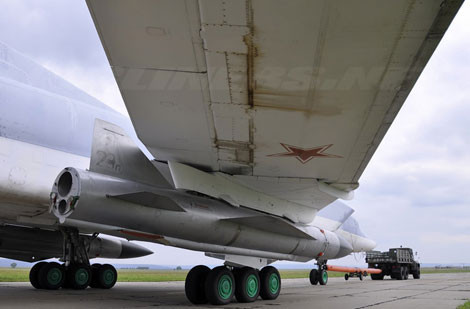 Tên lửa hành trình siêu thanh Kh-22 trên giá treo ngoài cánh Tu-22M3.