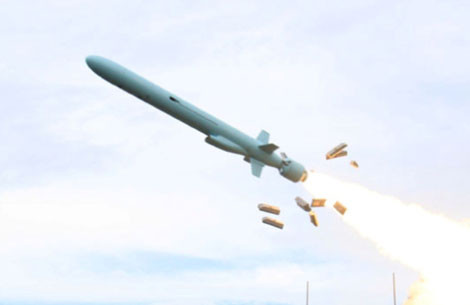 Tên lửa hành trình C-602 rời bệ phóng mặt đất.