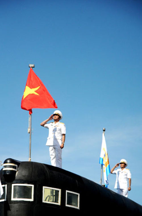 Cờ Tổ quốc và cờ Hải quân tung bay trên đài chỉ huy tàu ngầm Kilo. Ảnh: QĐND