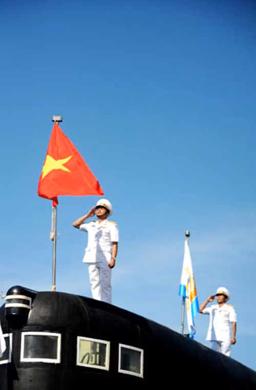 Cờ Tổ quốc và cờ Hải quân tung bay trên đài chỉ huy tàu ngầm Kilo. Ảnh: QĐND