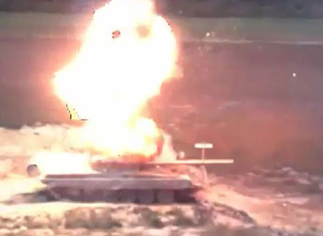 Khoảnh khắc đạn TOW-2B đánh trúng tháp pháo T-72.