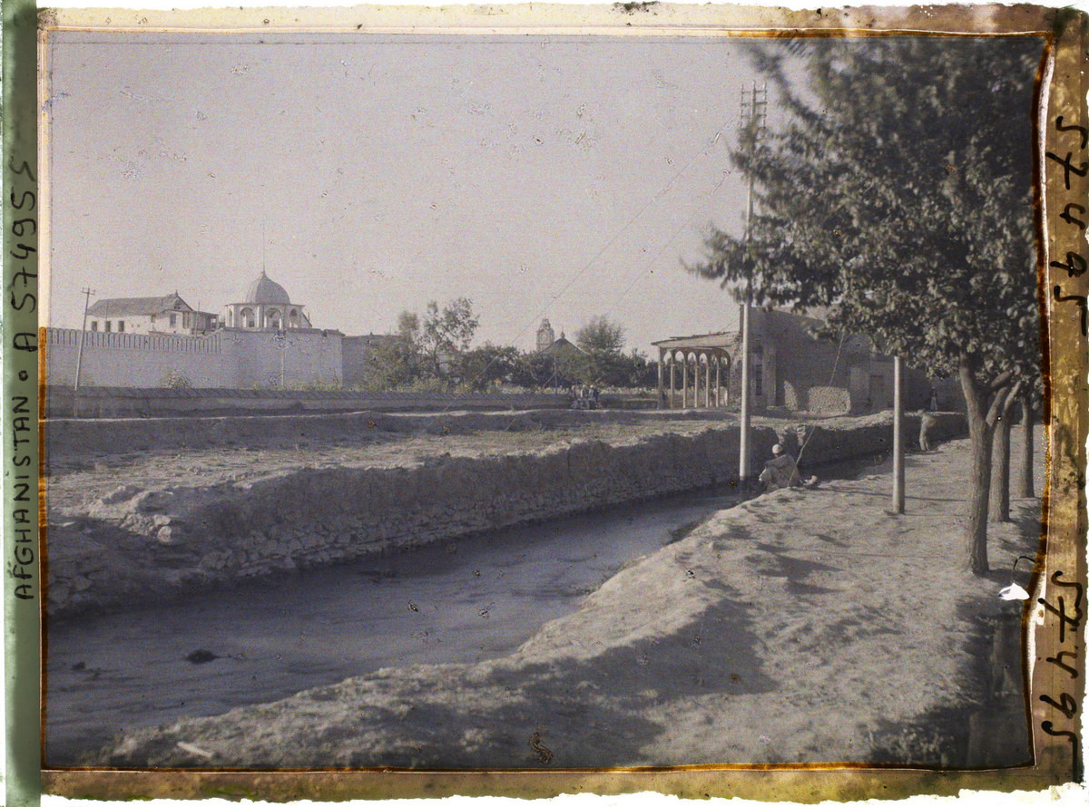 Thành Arg (bên trái) nhìn từ con kênh đào gần thành.