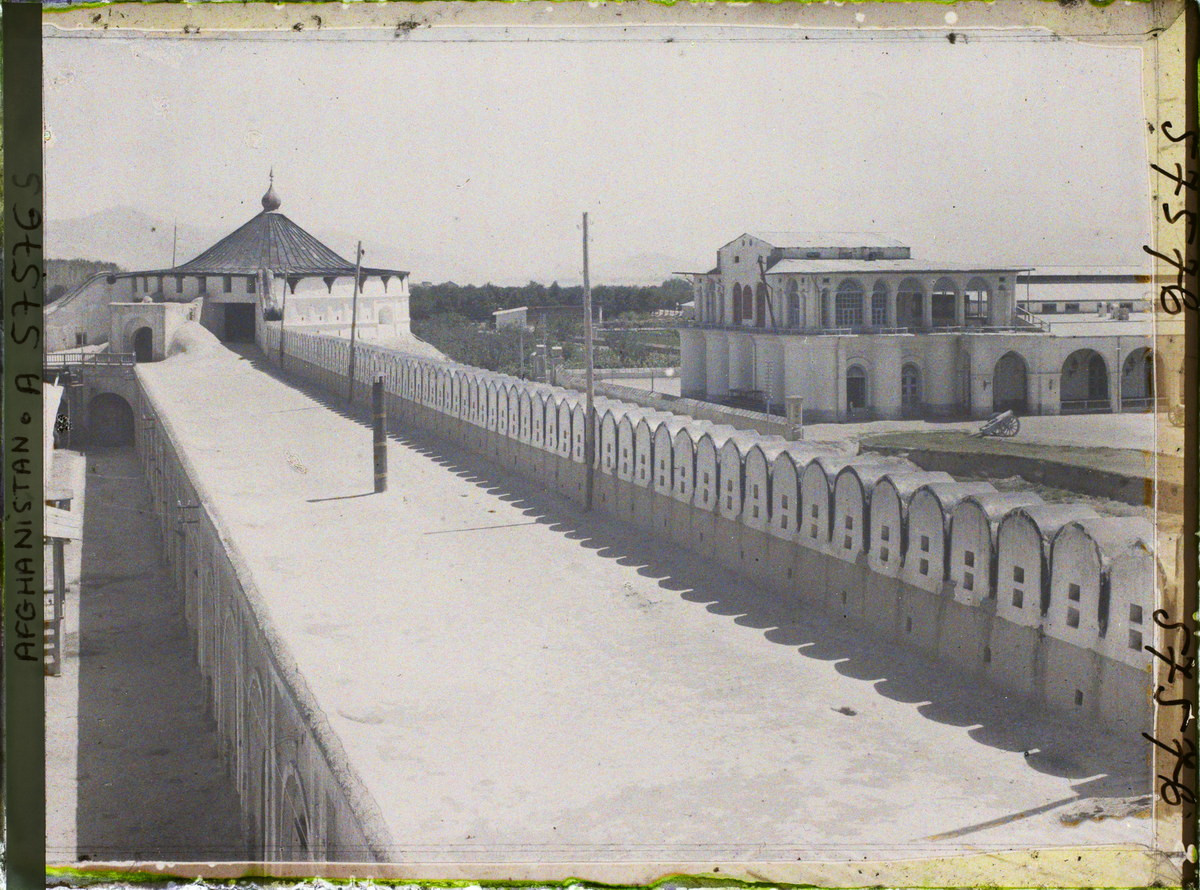 Trên bức tường bao của thành Arg.