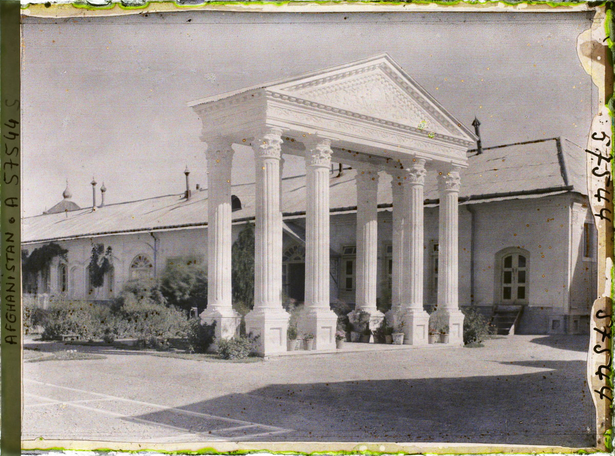 Cánh cổng kiểu Hy Lạp trong thành Arg.