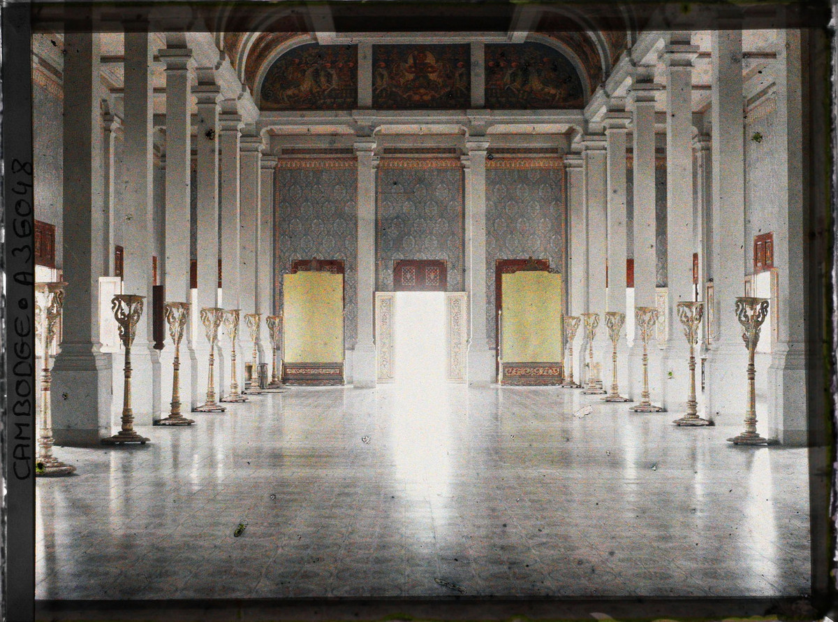 Nội thất của phòng khánh tiết.