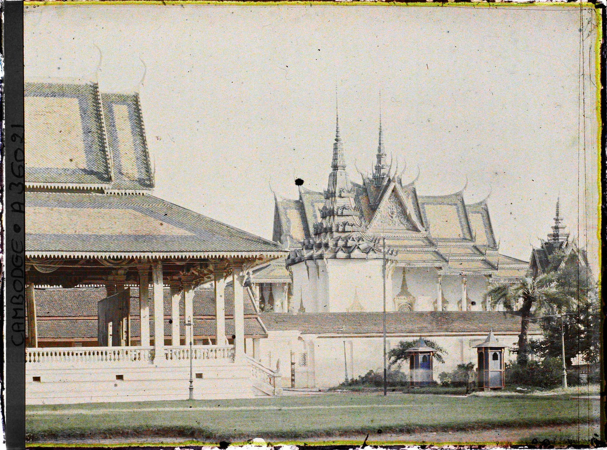 Từ điện Phochani nhìn về phía chùa Bạc.