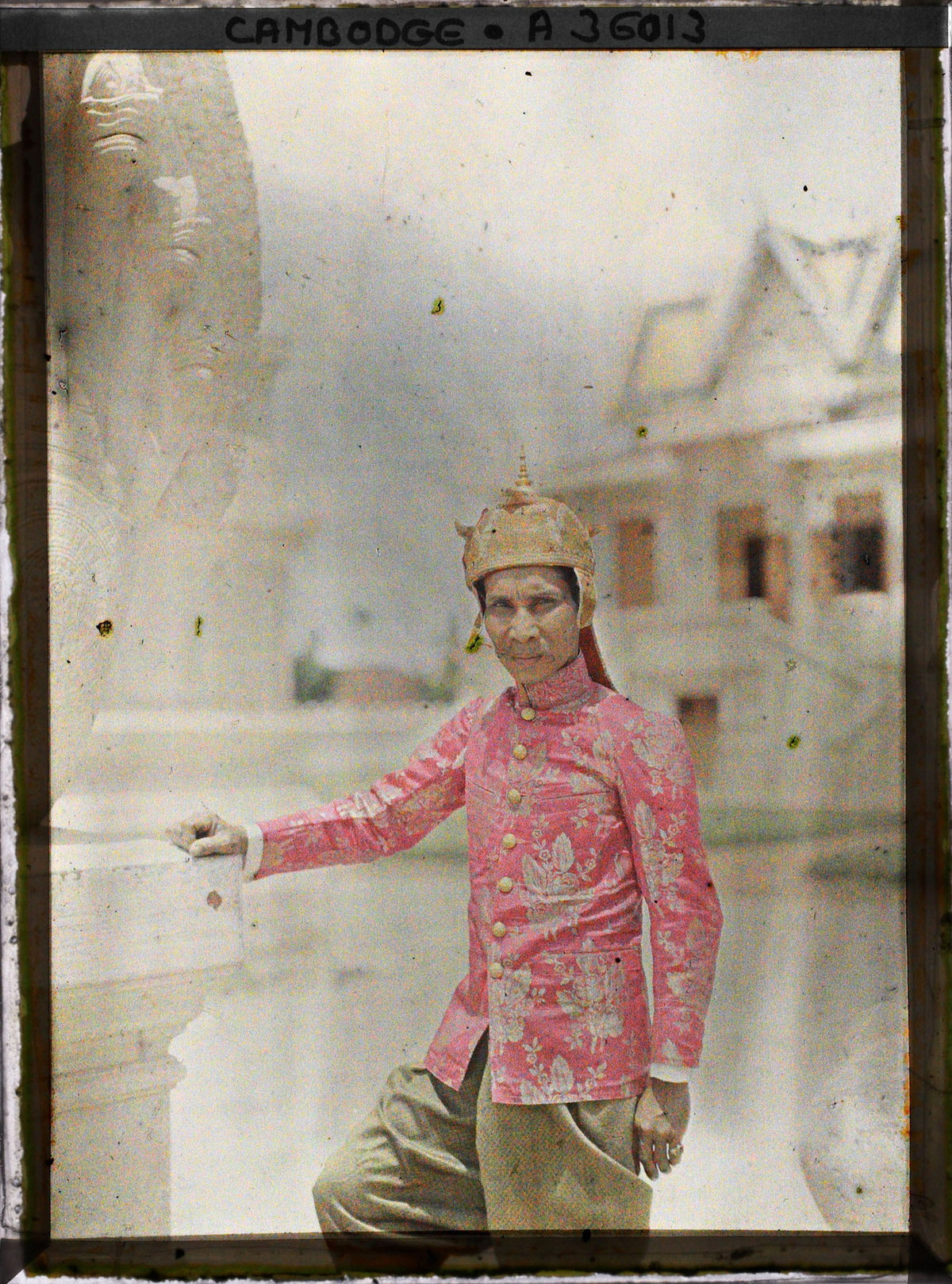 Một người phục vụ mặc lễ phục đứng ở chân cầu thang dẫn lên phòng khánh tiết.