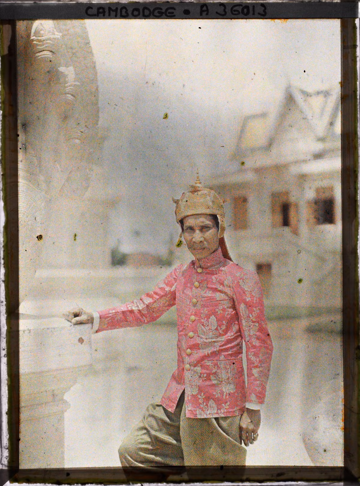 Một người phục vụ mặc lễ phục đứng ở chân cầu thang dẫn lên phòng khánh tiết.