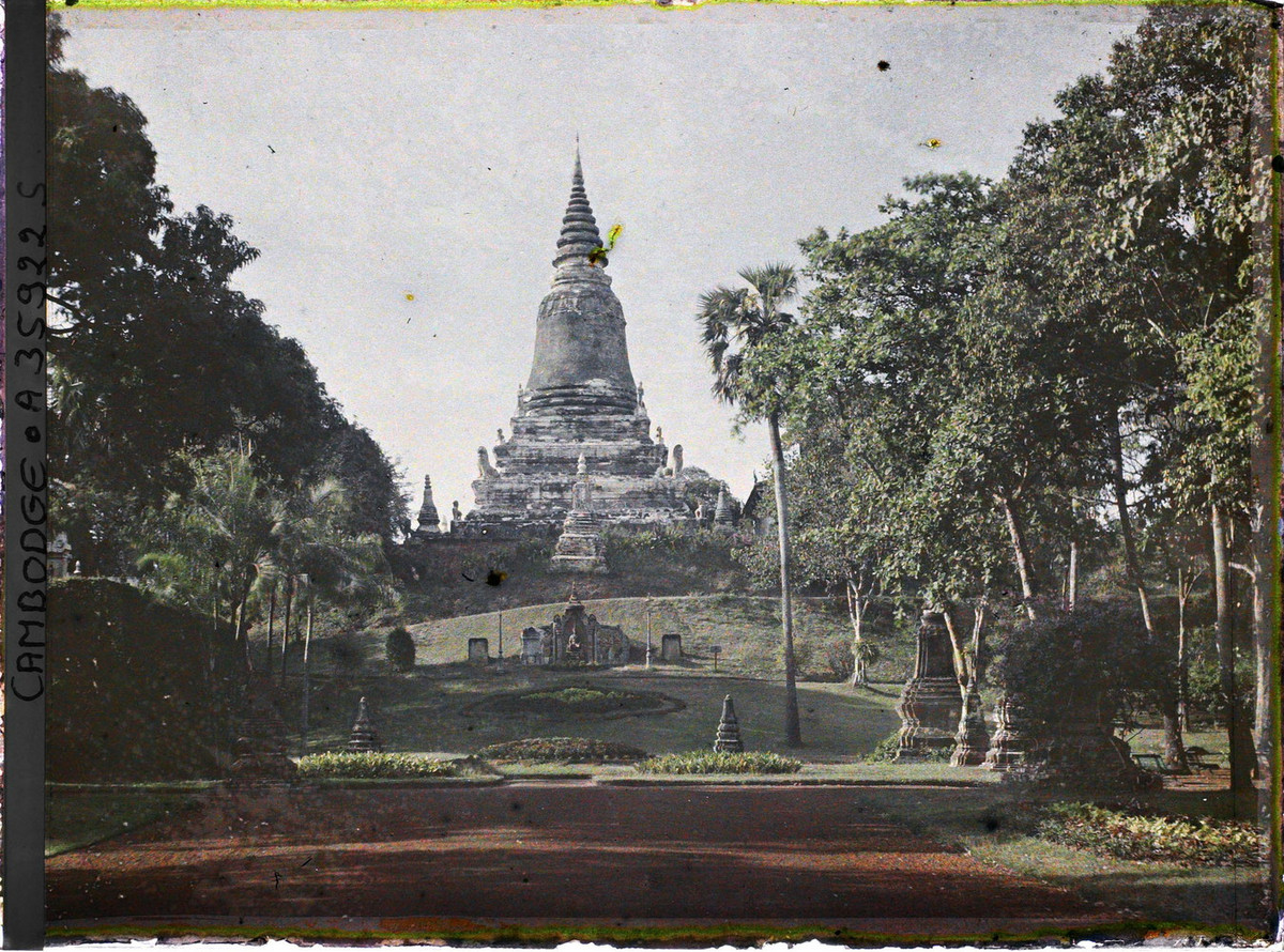 Chùa Wat Phnom, một trong những ngôi chùa quan trọng nhất Phnom Penh, Campuchia năm 1921. Ảnh: Léon Busy/Collections.albert-kahn.hauts-de-seine.fr.