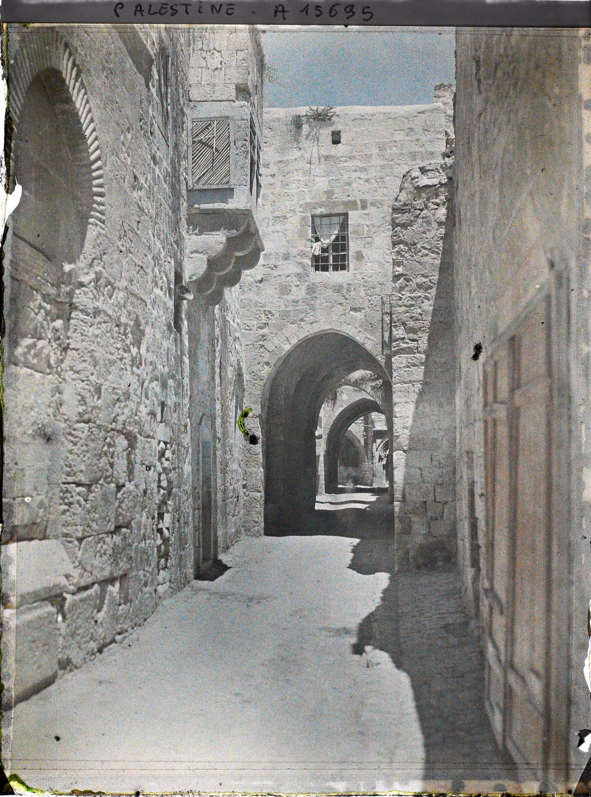 Phố El-Wad, Đông Bắc khu phố cổ Jerusalem năm 1918. Ảnh: Paul Castelnau / Collections.albert-kahn.hauts-de-seine.fr.