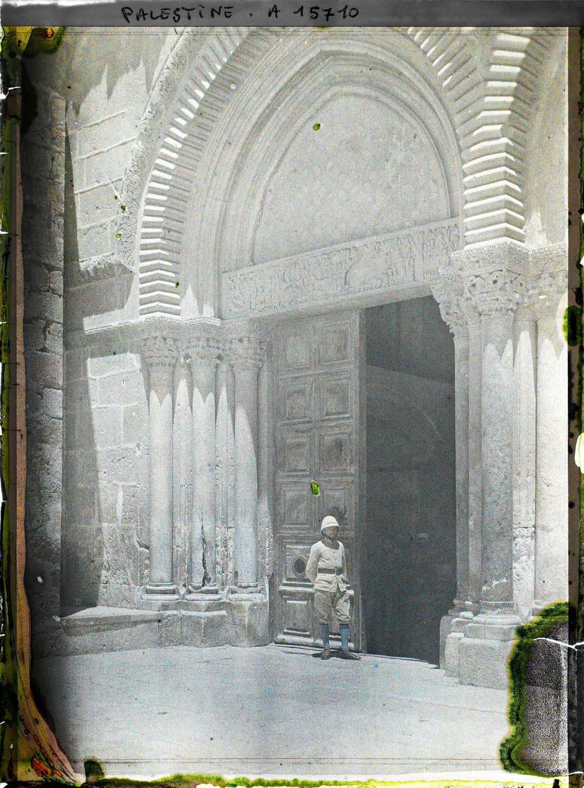 Cận cảnh cánh cổng dẫn vào nhà thờ Mộ Thánh.