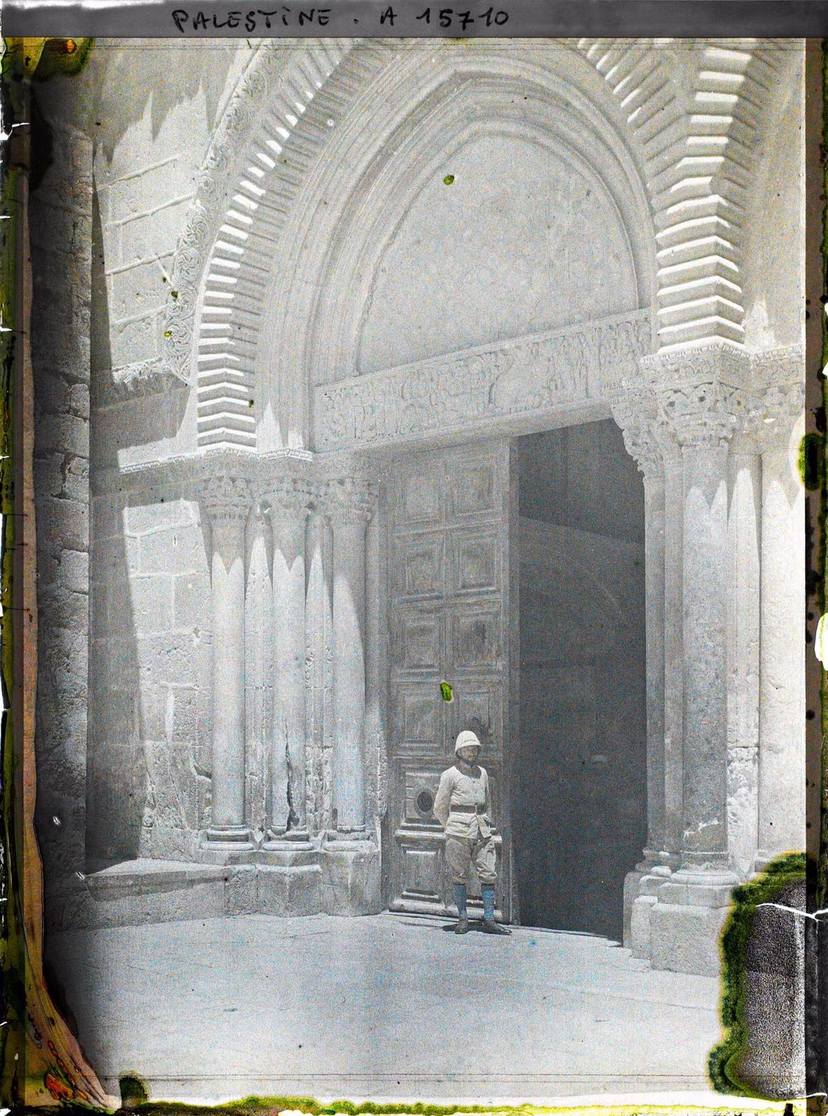 Cận cảnh cánh cổng dẫn vào nhà thờ Mộ Thánh.