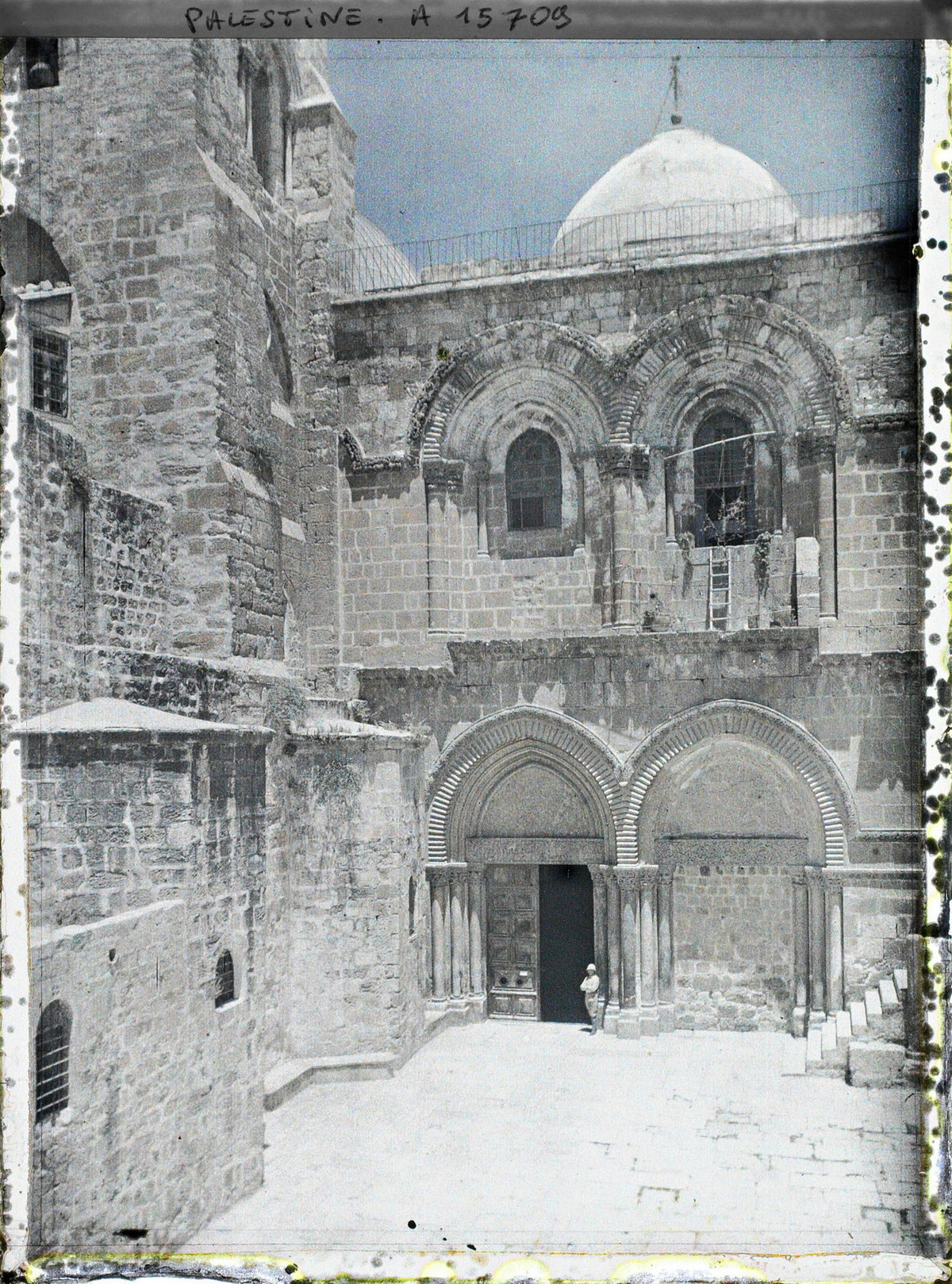 Sân trước của nhà thờ Mộ Thánh, một nhà thờ nằm ở phía trong bức tường thành của thành cổ Jerusalem. Đây được cho là nơi chúa Jesus được mai táng và đến ngày thứ ba thì sống lại.