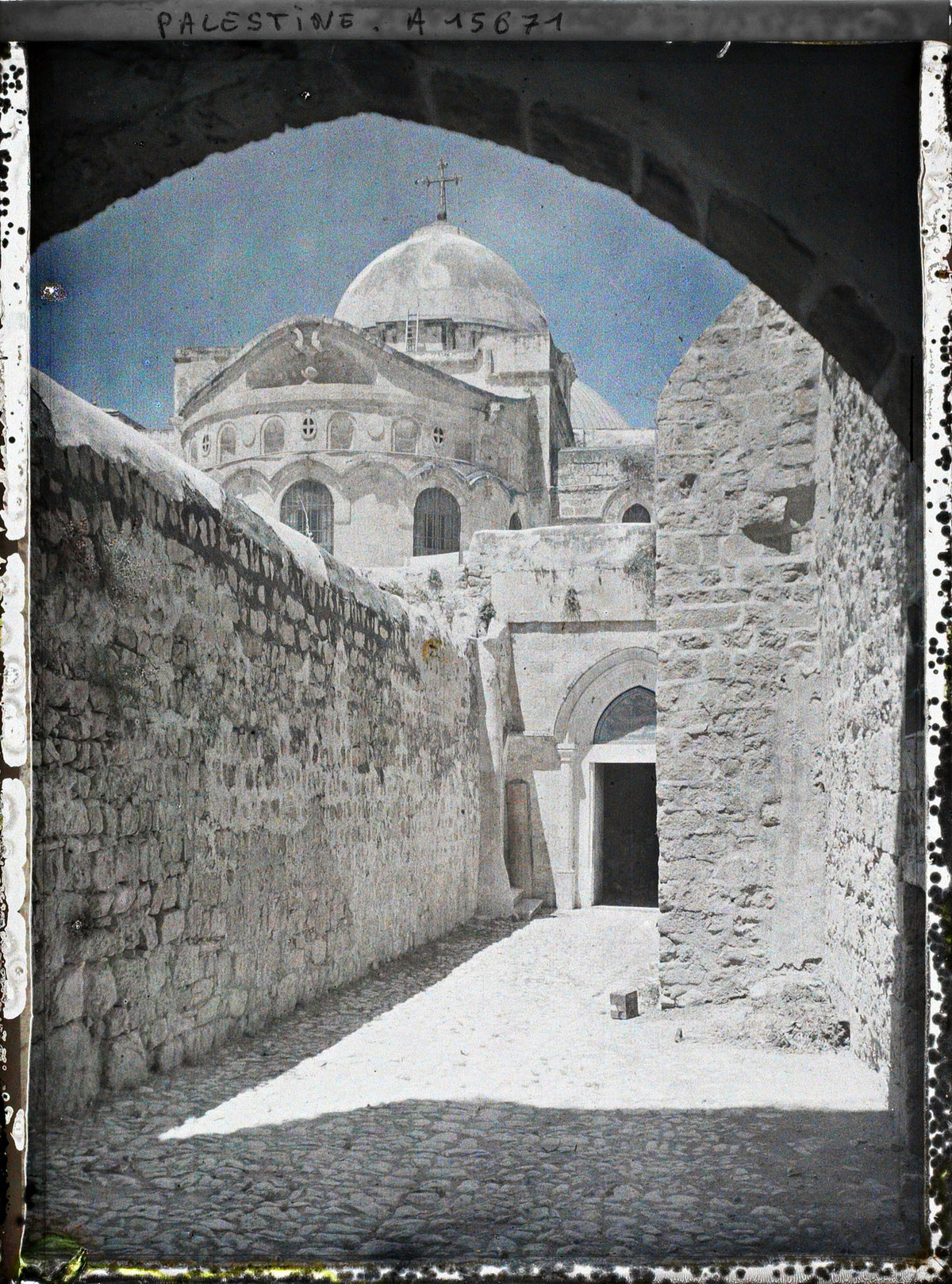 Nhà thờ Mộ Thánh nhìn từ chặng thứ chín của Con đường khổ nạn, nơi Chúa Jesus ngã lần thứ ba.