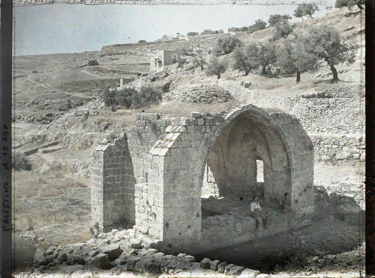 Giếng Ein Rogel, địa danh gắn với cuộc nổi dậy của Absalom chống lại sự cai trị của vua cha David, nằm ở phía Nam của lăng mộ Absalom.