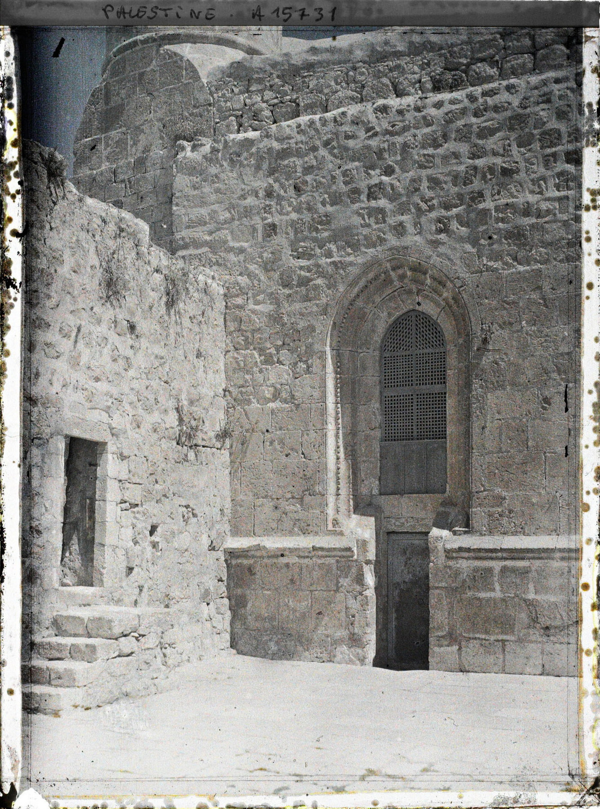 Lối vào phòng Tiệc Ly - nơi Chúa Jesus chia sẻ Lễ Vượt Qua (Bữa Tiệc Ly) với các môn đồ - trên Núi Zion, ngọn đồi nằm bên ngoài tường thành Jerusalem.