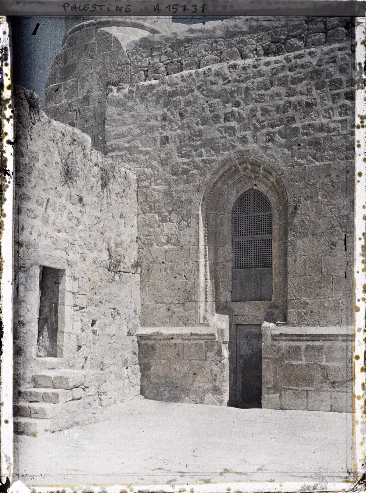 Lối vào phòng Tiệc Ly - nơi Chúa Jesus chia sẻ Lễ Vượt Qua (Bữa Tiệc Ly) với các môn đồ - trên Núi Zion, ngọn đồi nằm bên ngoài tường thành Jerusalem.