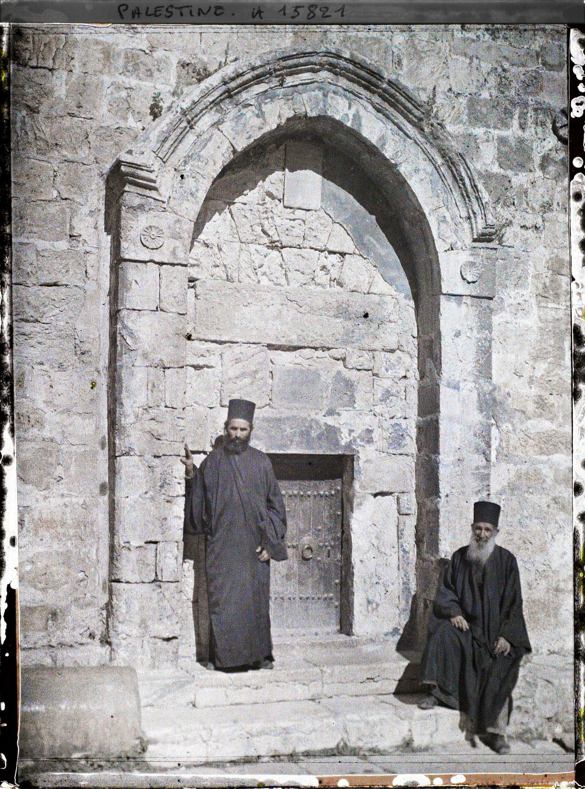 Cổng nhà thờ Thánh John, một nhà thờ của người Armenia nằm gần nhà thờ Mộ Thánh.