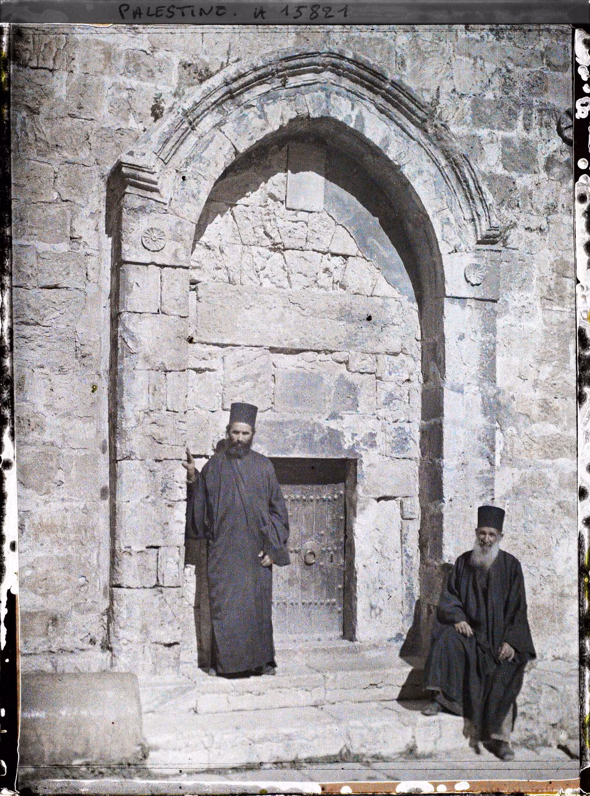 Cổng nhà thờ Thánh John, một nhà thờ của người Armenia nằm gần nhà thờ Mộ Thánh.