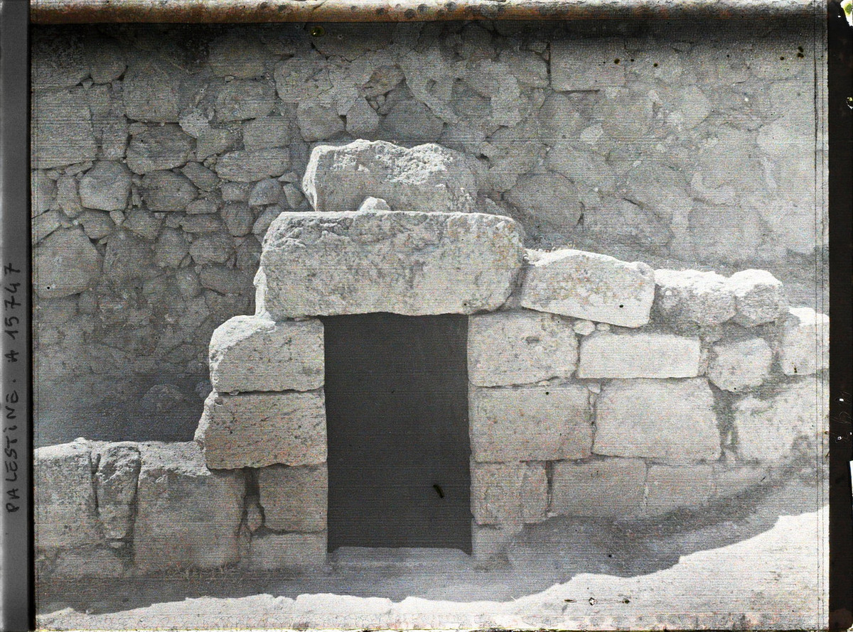 Lối vào ngôi mộ của Thánh Lazarus tại làng Bethany.