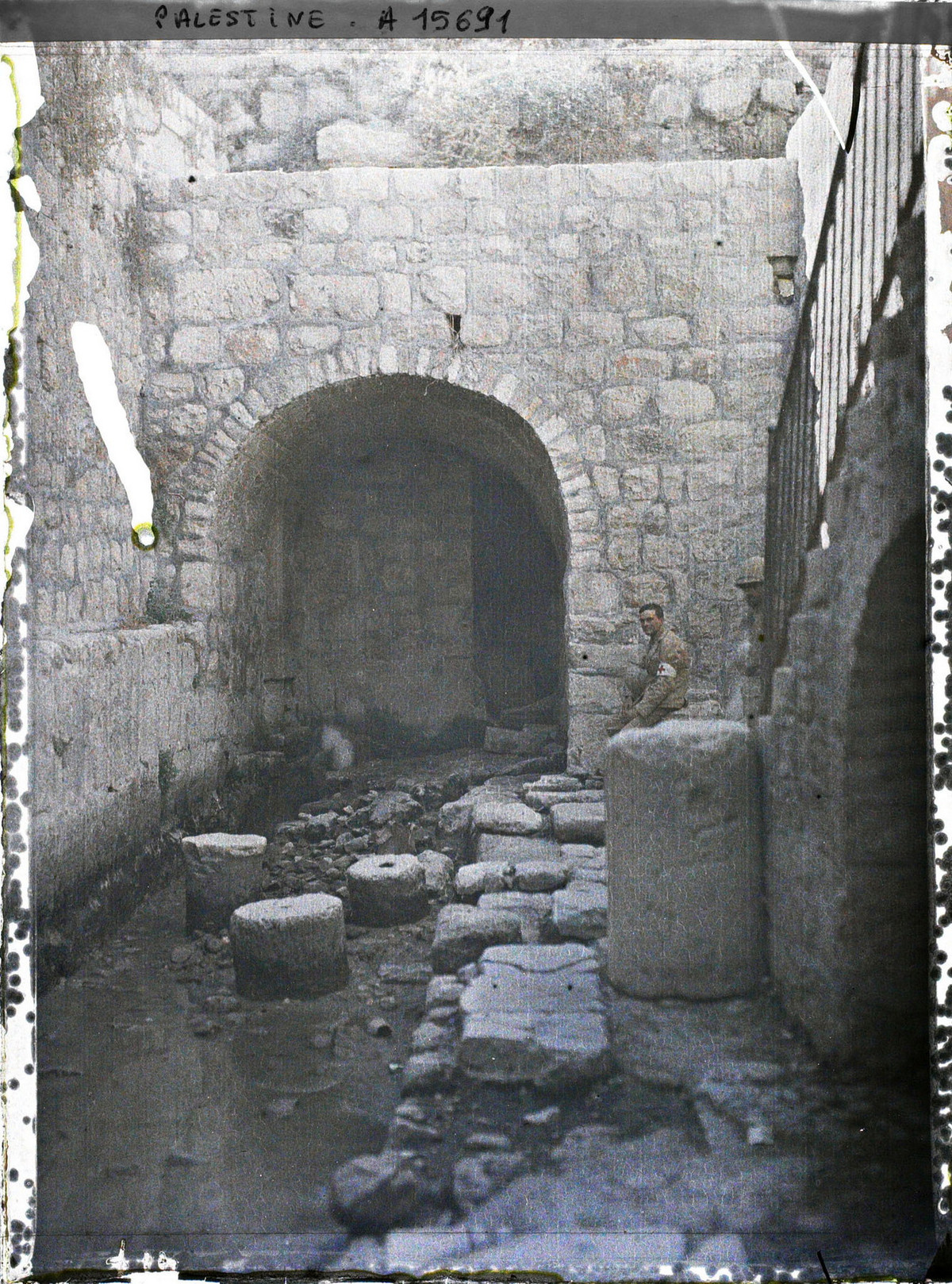 Lối vào đường hầm của Hezekiah hay đường hầm Siloam, một đường hầm dẫn nước cổ xưa của Jerusalem.