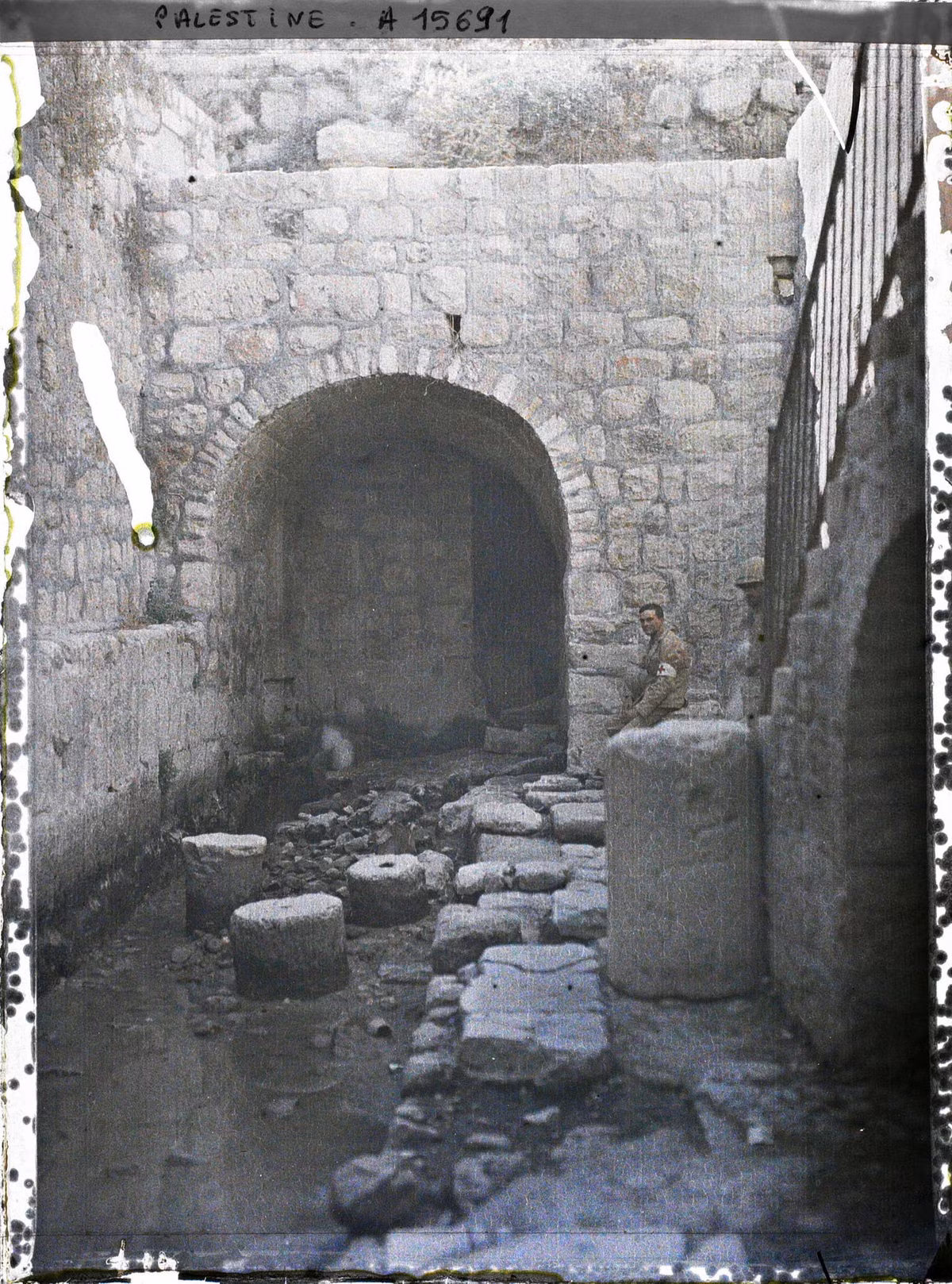 Lối vào đường hầm của Hezekiah hay đường hầm Siloam, một đường hầm dẫn nước cổ xưa của Jerusalem.