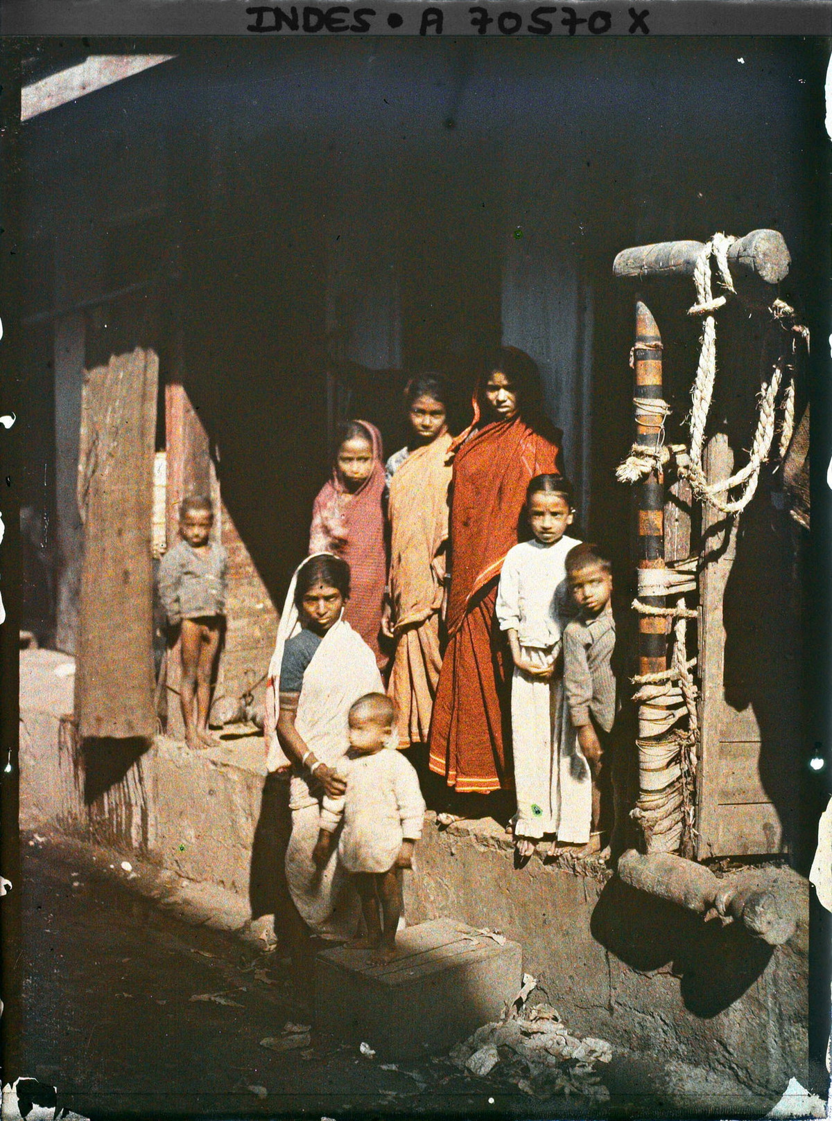 Phụ nữ và trẻ em tại một khu dân cư của người lao động.