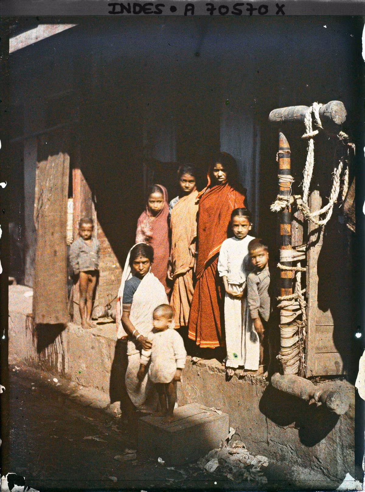 Phụ nữ và trẻ em tại một khu dân cư của người lao động.