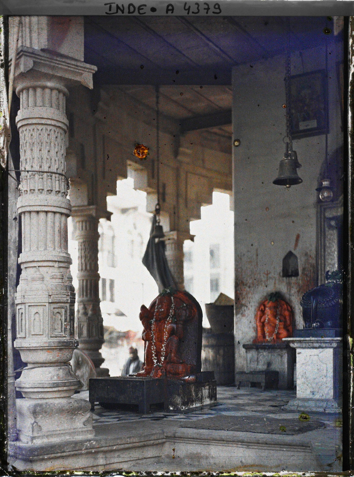 Bàn thờ thần khỉ Hanuman (phía trước) và thần đầu voi Ganesha (phía sai) trong một ngôi đền thờ thần Shiva.