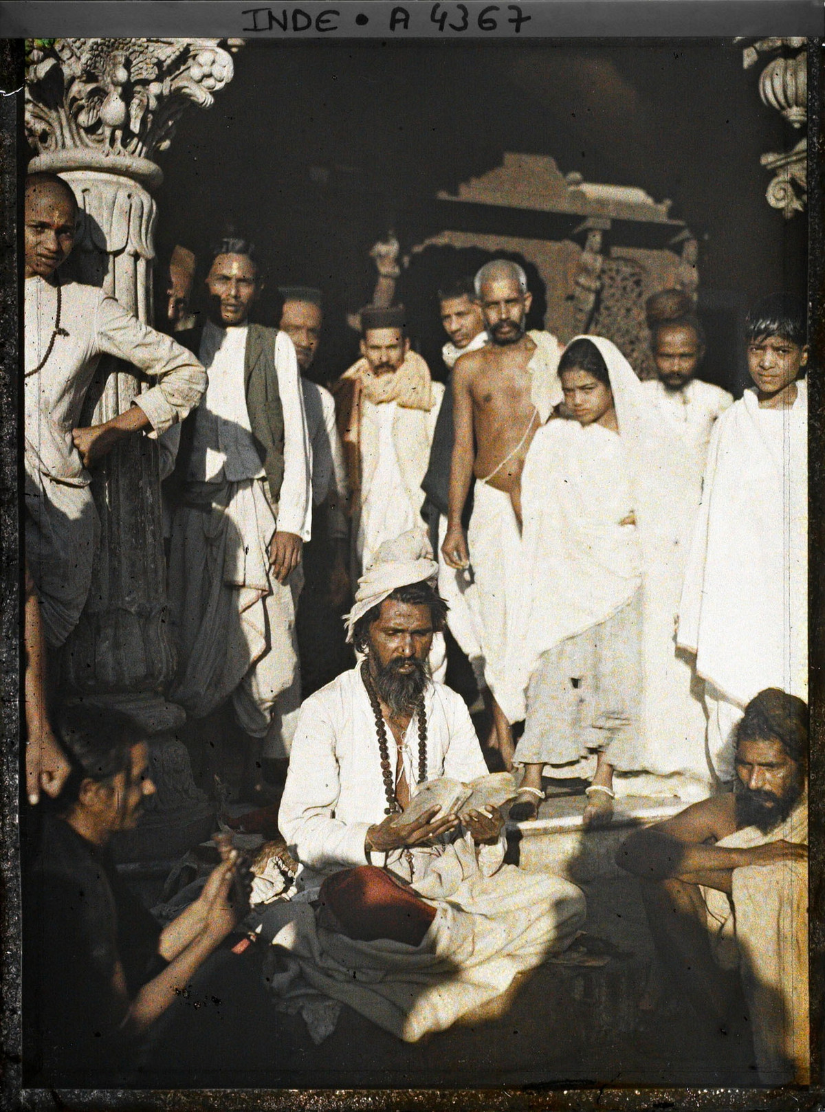 Một brahmin (Bà la môn hay tăng lữ trong hệ thống phân chia đẳng cấp Varna của đạo Hindu) đọc kinh tại ngôi đền Hindu.