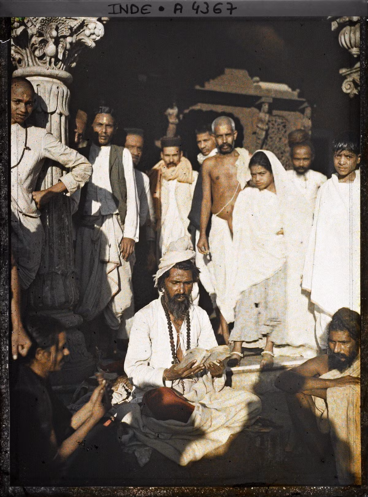 Một brahmin (Bà la môn hay tăng lữ trong hệ thống phân chia đẳng cấp Varna của đạo Hindu) đọc kinh tại ngôi đền Hindu.