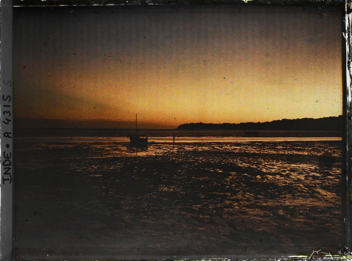 Bãi biển Bombay lúc hoàng hôn.