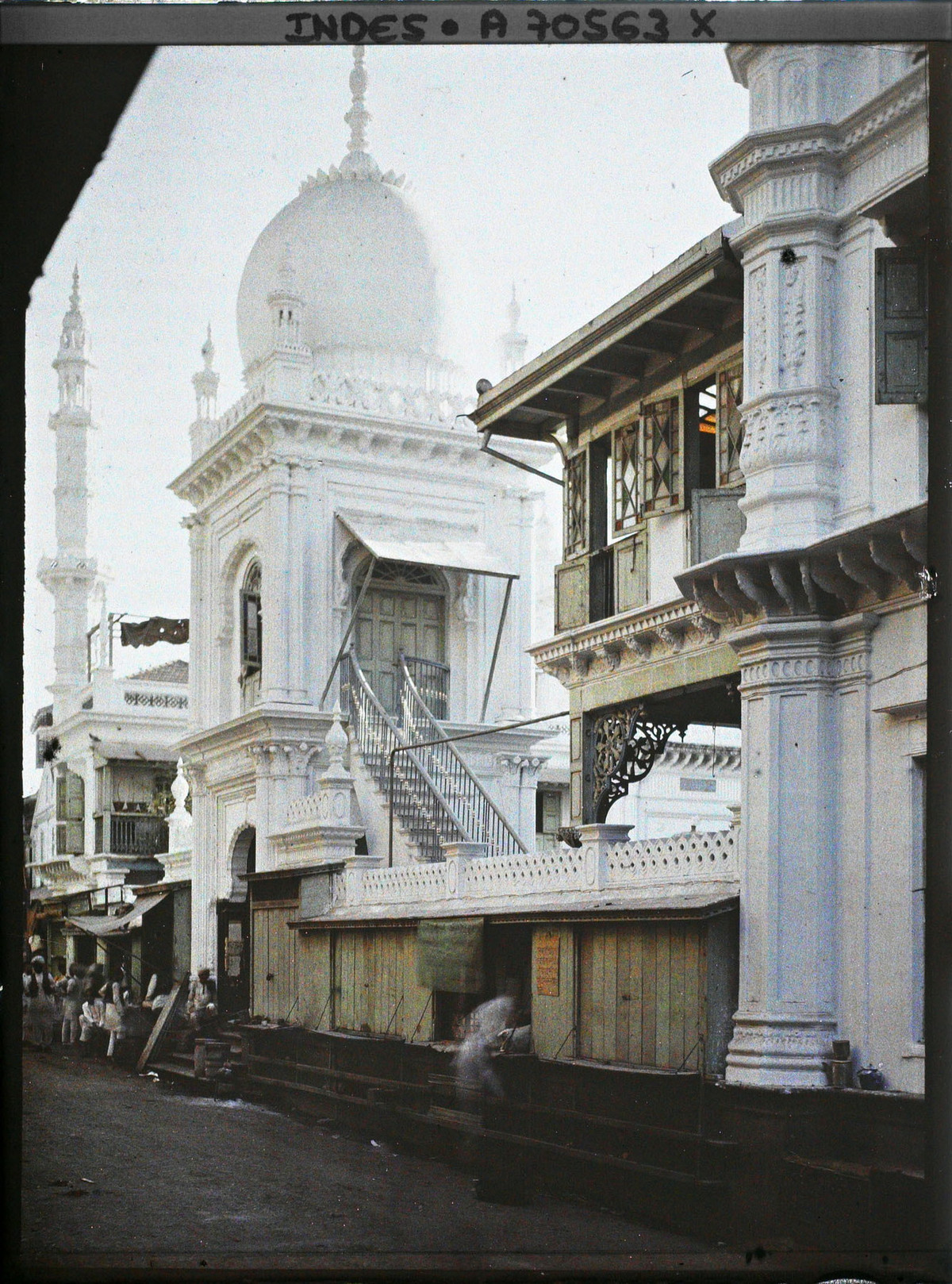 Bên ngoài một nhà thờ Hồi giáo nằm trên khu phố thương mại.