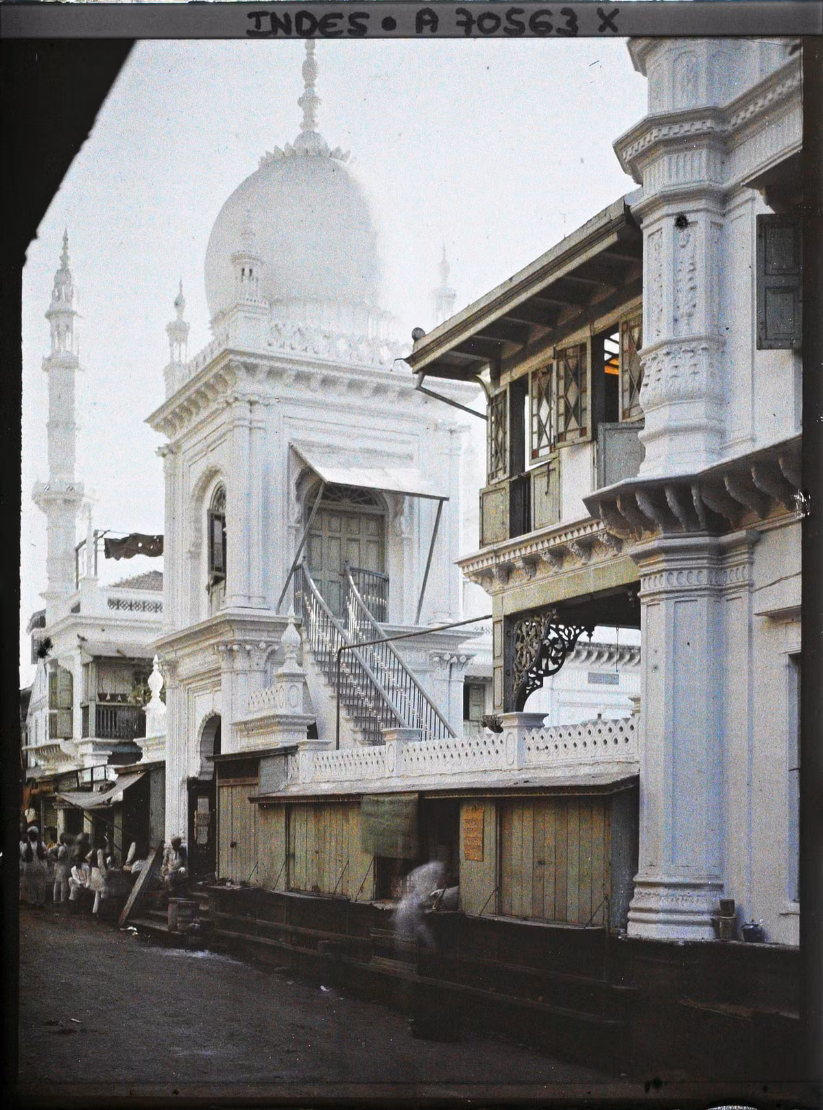 Bên ngoài một nhà thờ Hồi giáo nằm trên khu phố thương mại.