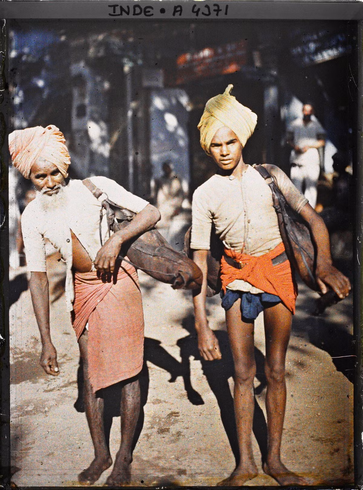 Hai người gánh nước thuê (bhistis) đang hành nghề. Họ sẽ lấy nước từ giếng vào bao đựng bằng da dê và mang đi để bán cho người cần.