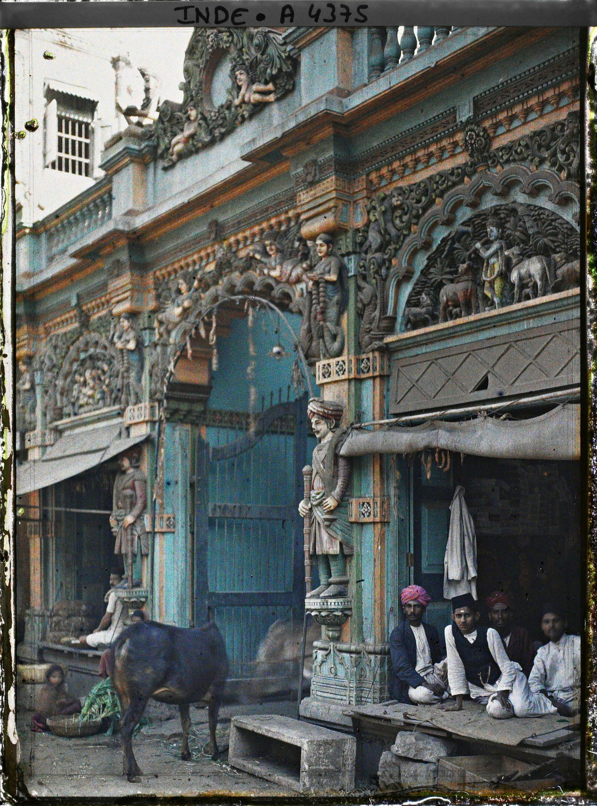 Mặt tiền của một ngôi đền Hindu được trang trí bằng các hình ảnh mang chủ để về thần Vishnu.