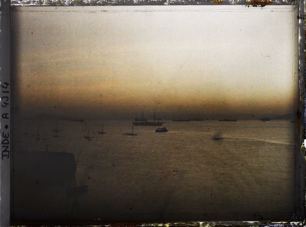 Hoàng hôn trên cảng Bombay.