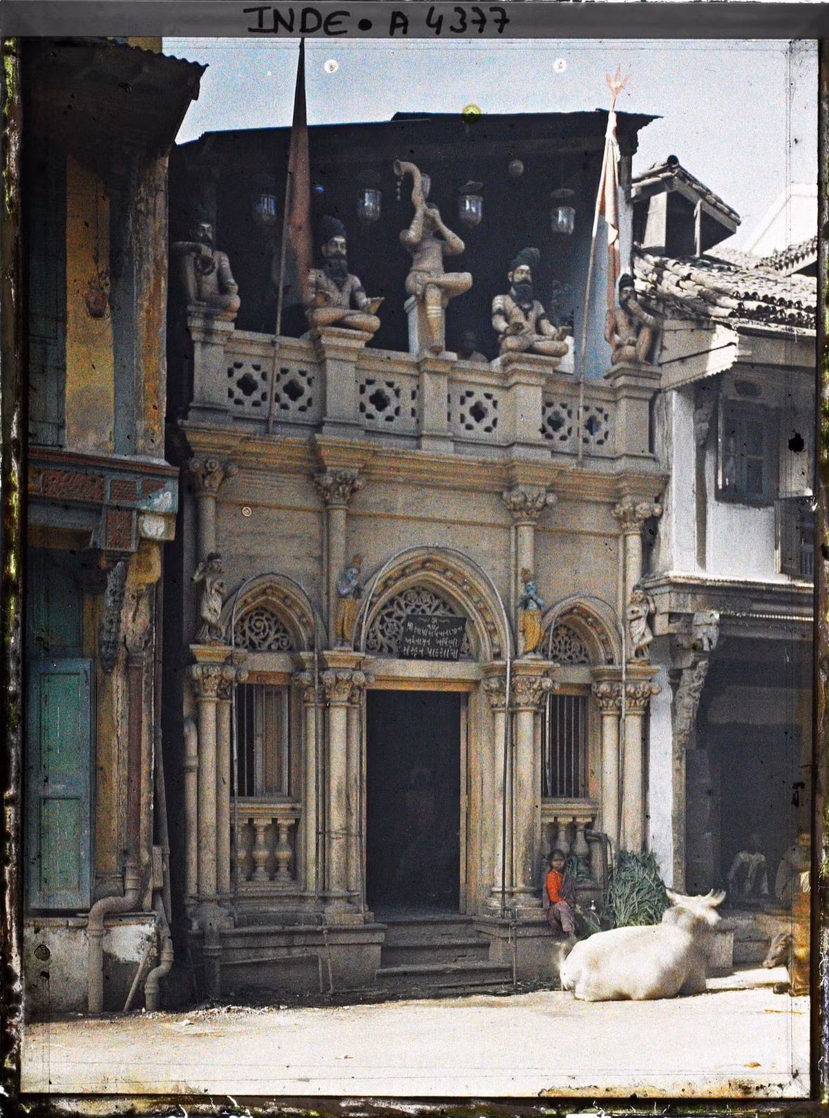 Con bò - con vật thiêng của đạo Hindu - nằm trước một trường tôn giáo Hindu.