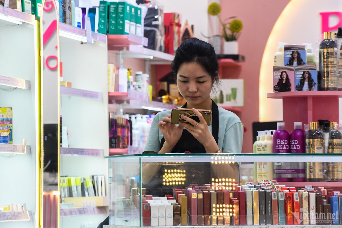 Một số nhân viên cho biết, dịch vụ mua sắm trên các sàn thương mại điện tử phát triển là lý do khiến lượng khách tới tận nơi chọn mua quần áo giảm đi khá đáng kể. Nếu có chủ yếu là khách vãng lai.