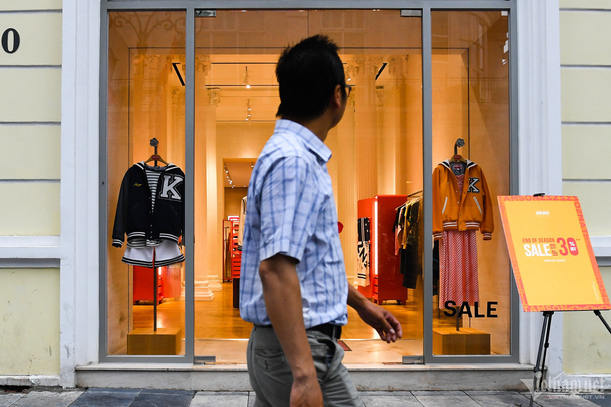Tình trạng vắng khách trở thành vấn đề chung của các cửa hàng thời trang mặt phố kể từ khi giao dịch thương mại điện tử phát triển. Giá thuê mặt bằng cao trở thành gánh nặng đối với nhiều shop.