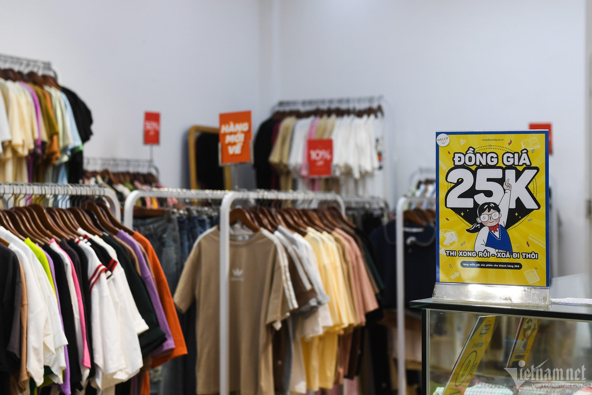 16h tại một cửa hàng trên đường Nguyễn Trãi, nhiều sản phẩm đồng giá 25K, giảm giá đến 60% nhưng vẫn vắng bóng khách. Quản lý tiệm cho biết thời gian gần đây, khách không mấy mặn mà với chương trình ưu đãi hấp dẫn. Cửa hàng vẫn duy trì cho 2 nhân viên làm việc/ca, nhưng phần lớn thời gian là ngồi không.
