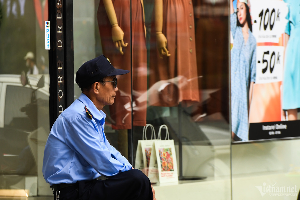 Những thương hiệu thời trang nổi tiếng, được ưa chuộng, thời điểm này cũng vắng khách.