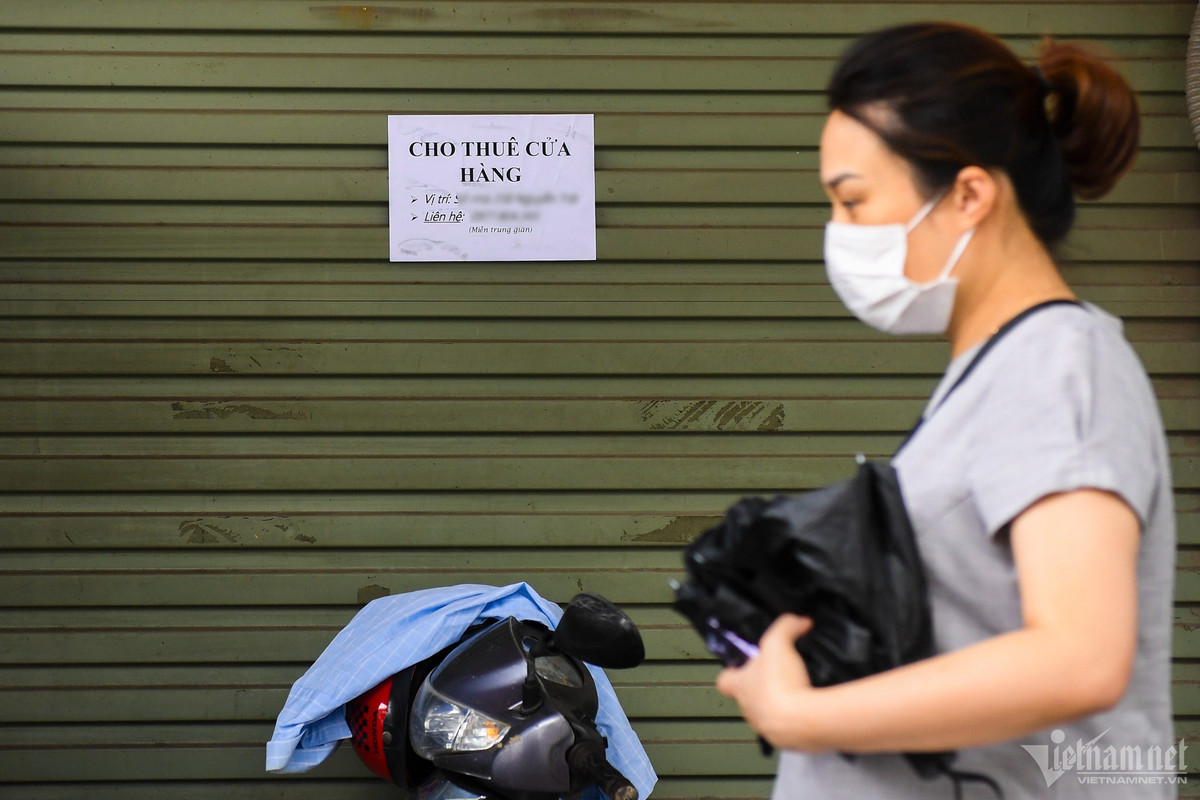 Rất nhiều cửa hàng đóng cửa không hoạt động, bên ngoài có dán biển rao vặt cho thuê mặt bằng.