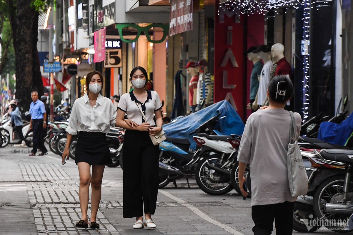 Phố thời trang Chùa Bộc cũng không còn cảnh chen chúc mua sắm như trước đây dù vào dịp cuối tuần hay bất cứ giờ nào trong ngày.