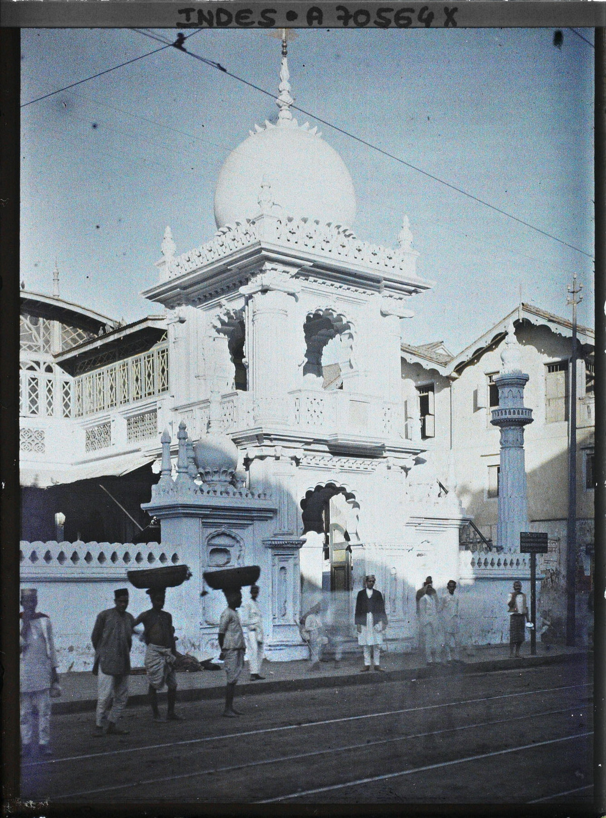 Phía ngoài cổng tháp của một nhà thờ Hồi giáo.