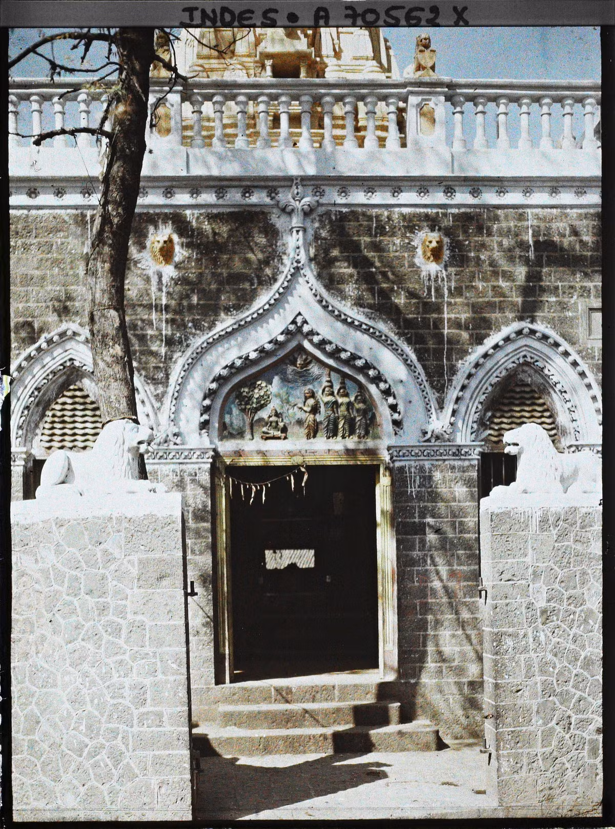 Vòm cửa được trang trí cầu kỳ của một ngôi đền.