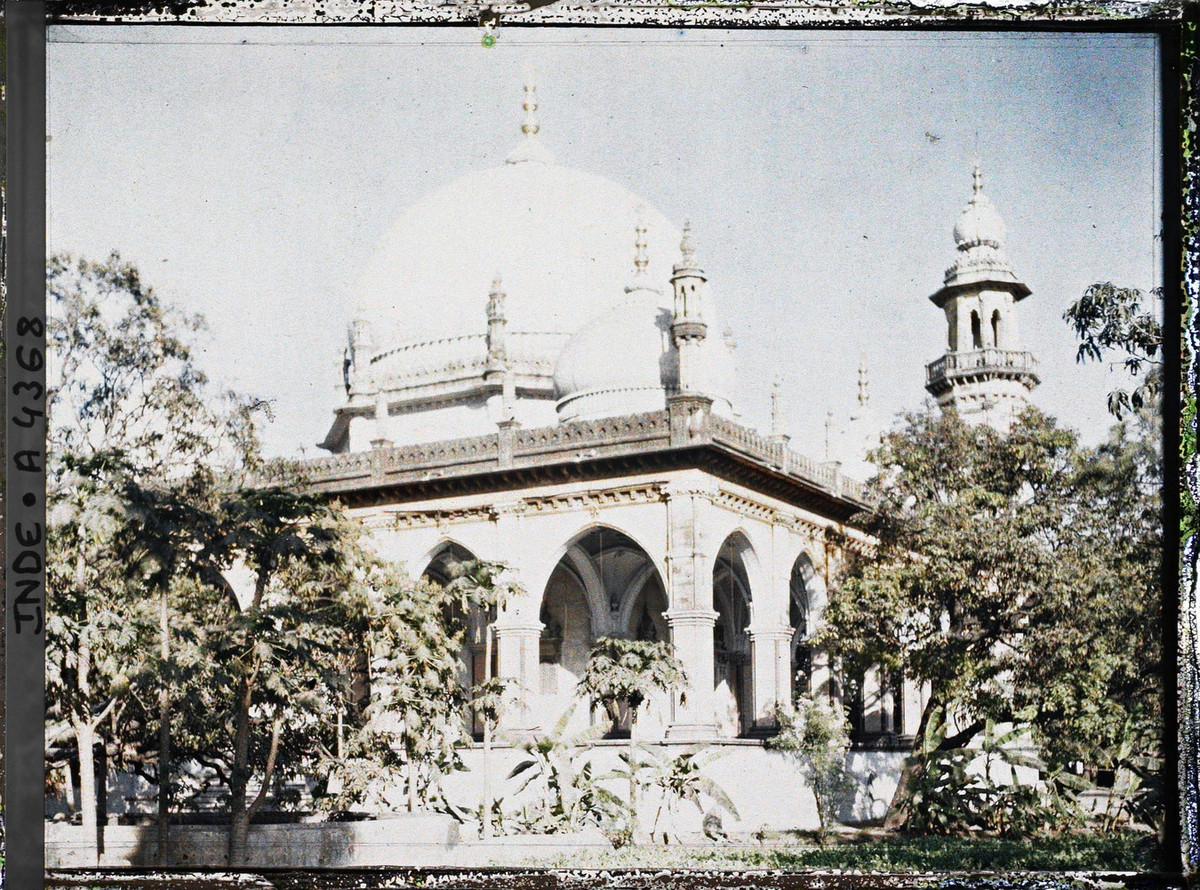 Toàn cảnh một nhà thờ Hồi giáo với tòa tháp minaret ở bên phải.