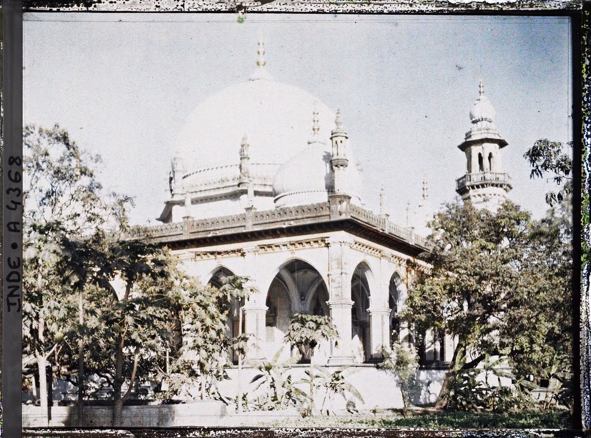 Toàn cảnh một nhà thờ Hồi giáo với tòa tháp minaret ở bên phải.