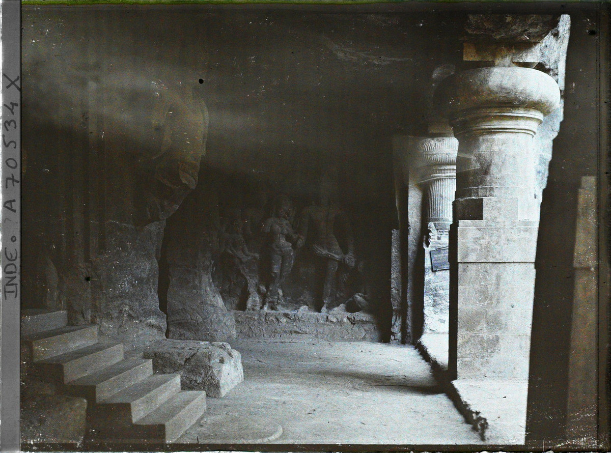 Bên trong sảnh vào hang động Elephanta. Địa điểm này đã được công nhận là Di sản thế giới từ năm 1987.