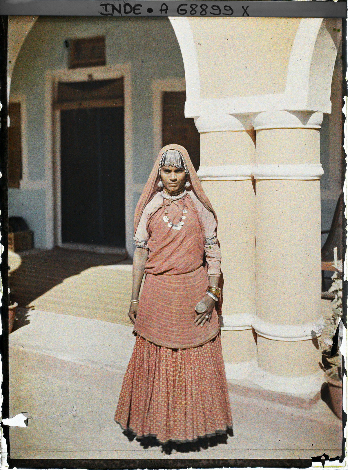 Người phụ nữ thuộc một sắc tộc thiểu số trong trang phục truyền thống.